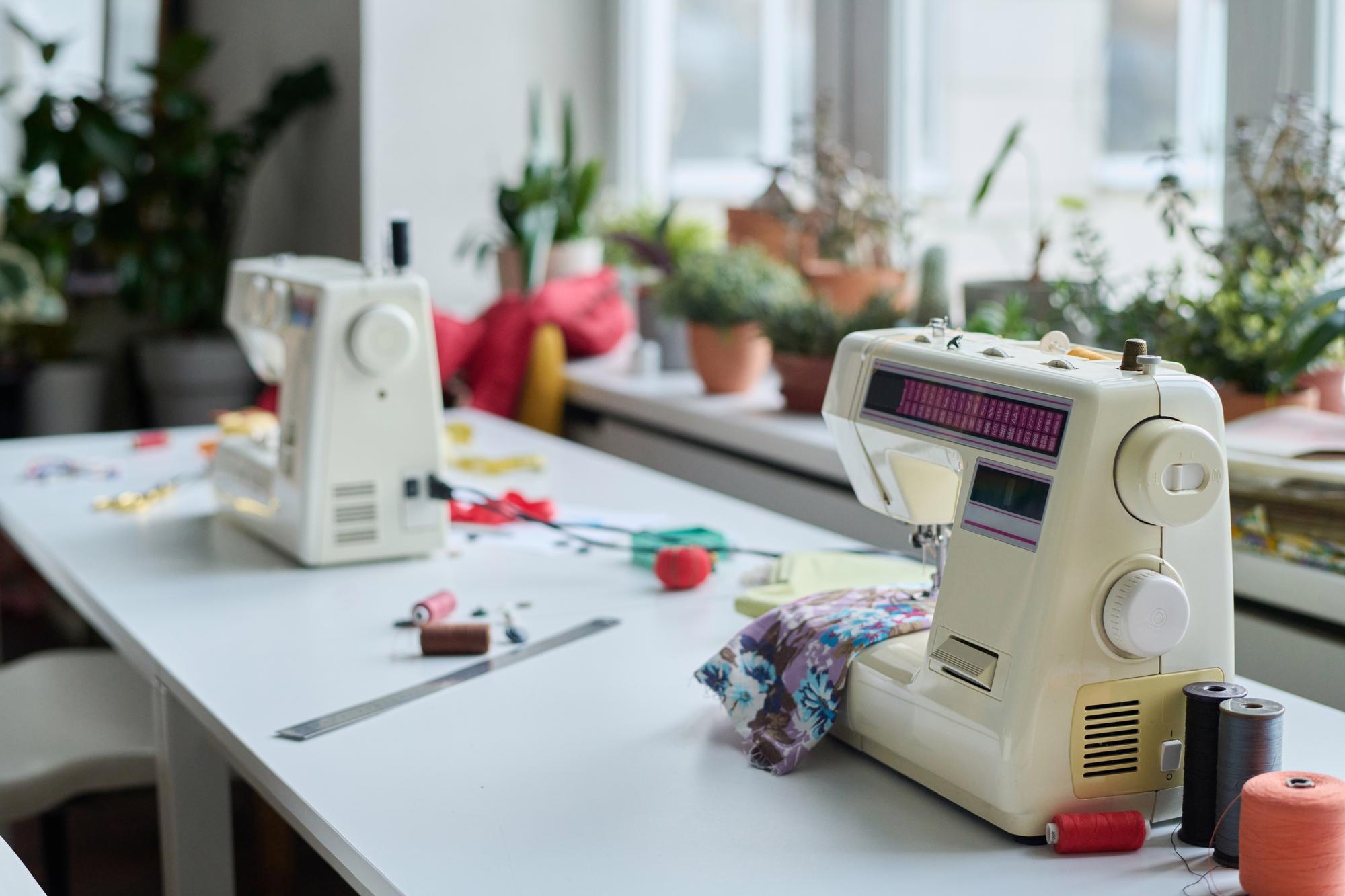 Angolo del laboratorio con macchina da ricamo